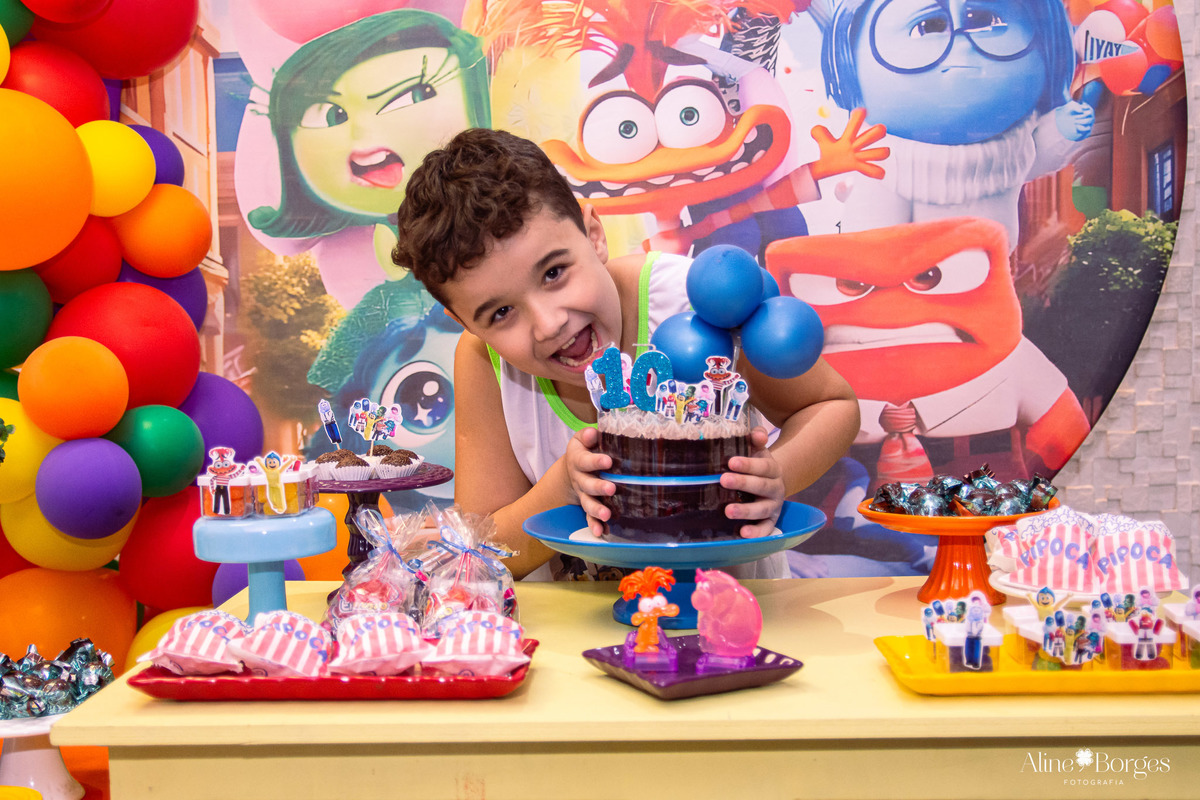 Davi comemorando 10 anos com bolo de aniversário zero lactose em sua festa do pijama temática Divertidamente 2 no RJ