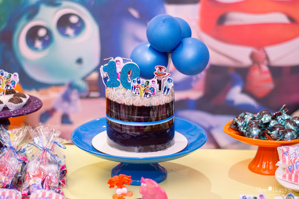 Decoração de festa infantil temática Divertidamente 2 com foco em mesa de doces inclusiva zero lactose e personalizada