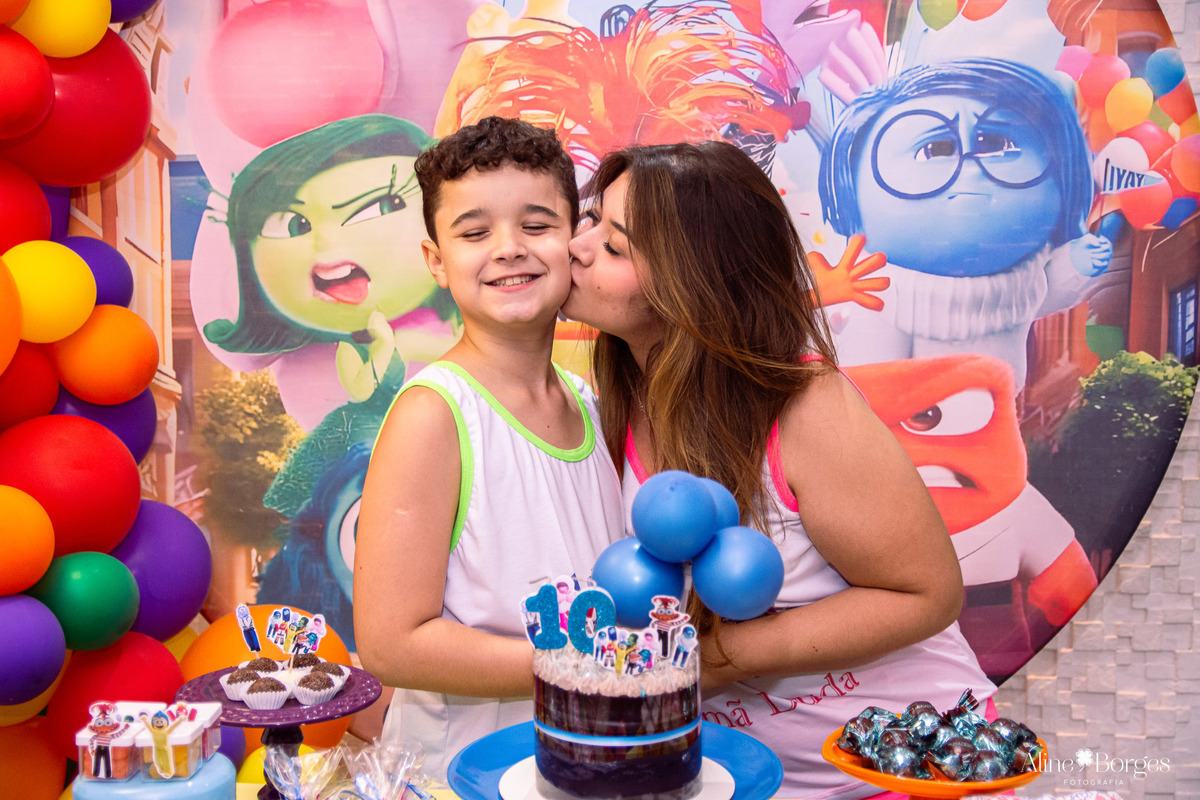 Fotografia de família em festa de aniversário de 10 anos tema Divertidamente 2 no RJ