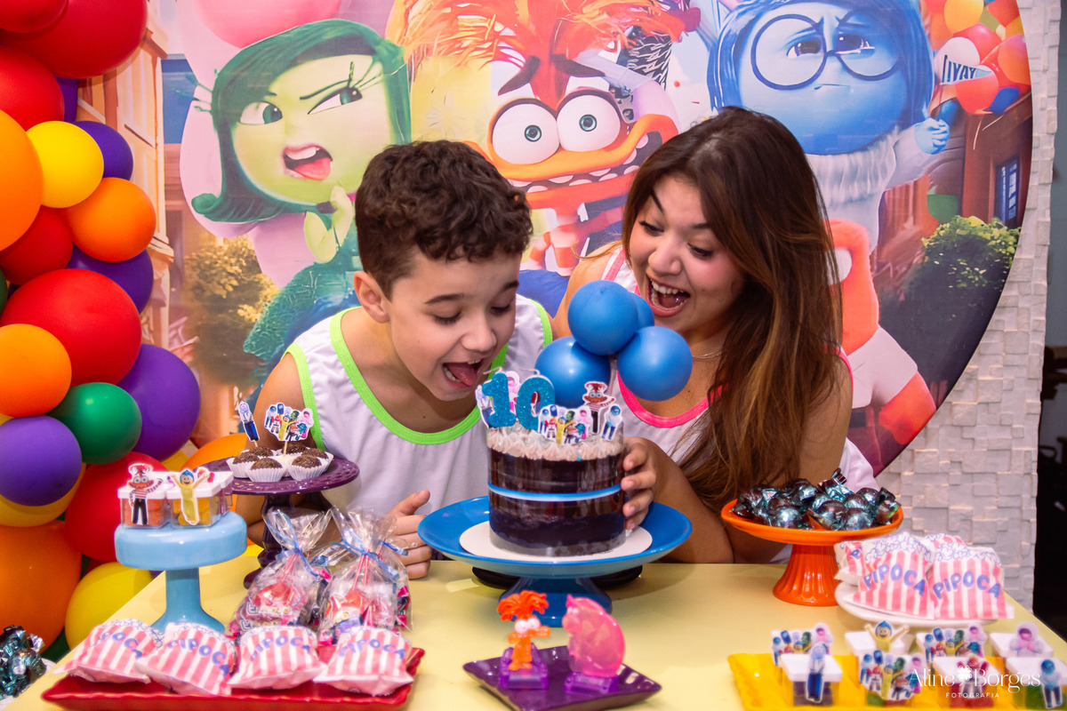 Davi comemorando 10 anos com bolo de aniversário zero lactose em sua festa do pijama tema Divertidamente 2 no RJ