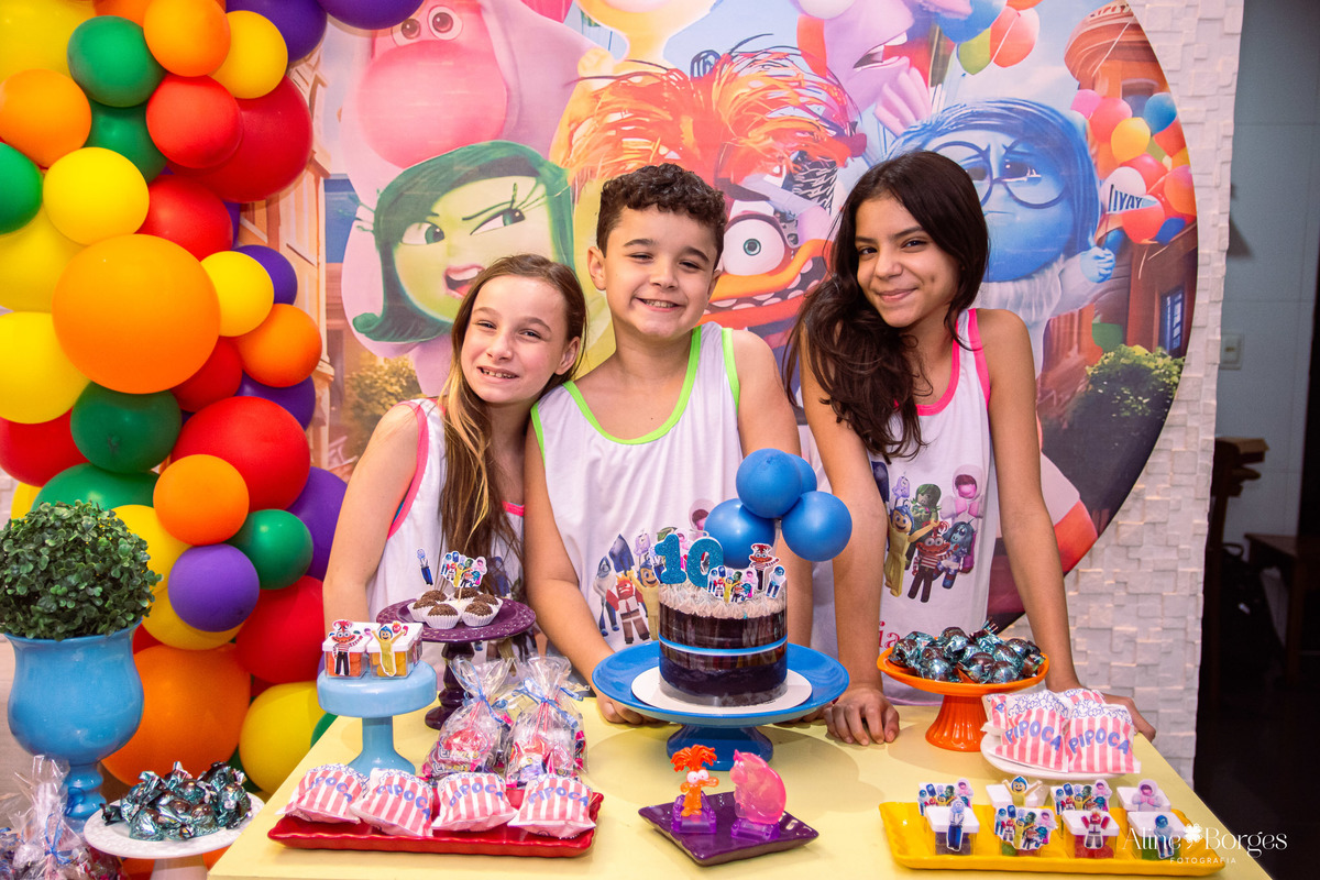 Fotografia espontânea de crianças se divertindo na mesa temática em festa do pijama infantil no RJ