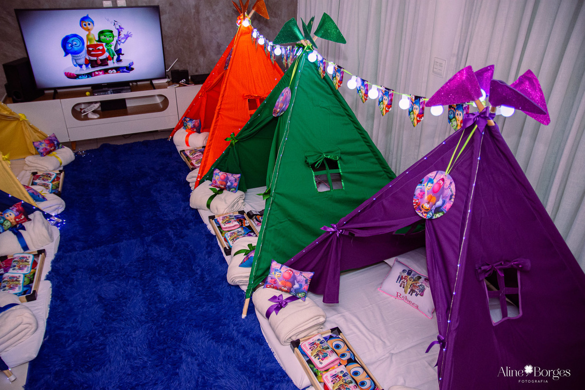 Crianças brincando NAS cabanas Festa do Pijama em aniversário infantil no Rio de Janeiro