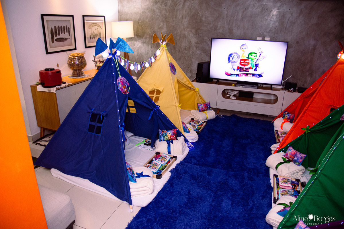 Crianças brincando NAS cabanas Festa do Pijama em aniversário infantil no Rio de Janeiro