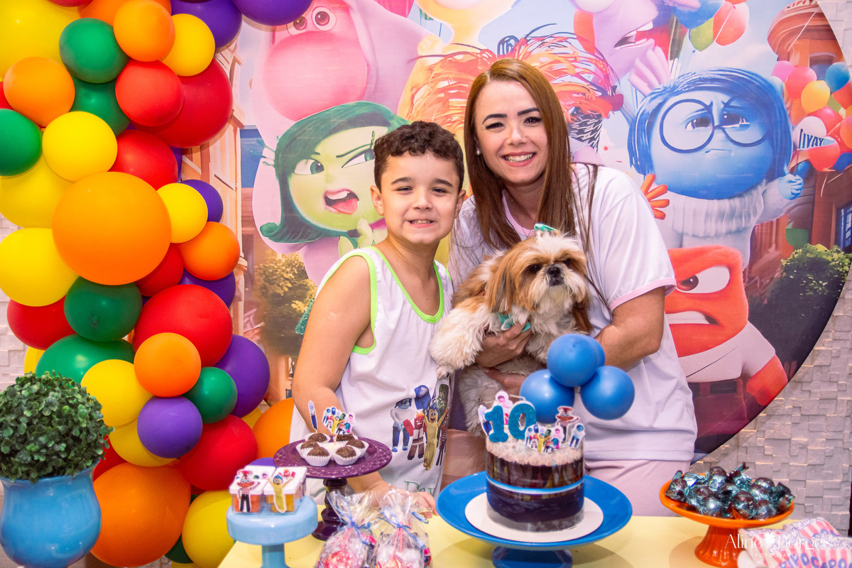 Momentos espontâneos da festa do pijama: aniversariante Davi brincando com seu cão de estimação