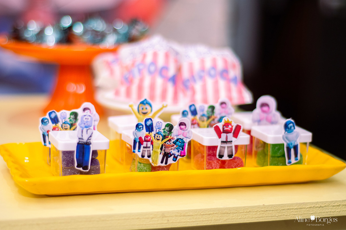 temática Divertidamente 2 com foco em mesa de doces inclusiva zero lactose e personalizada