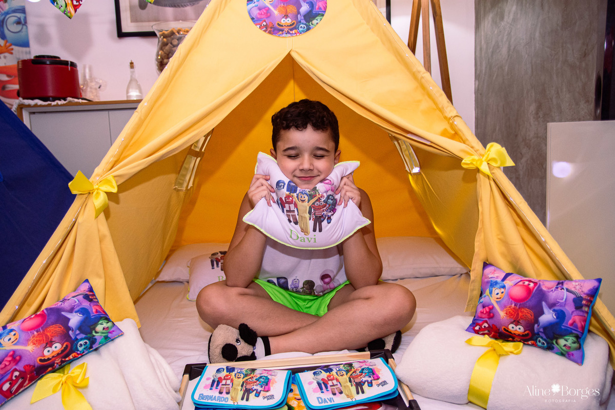 davi com suas lembrancinhas da festa do pijama no rj