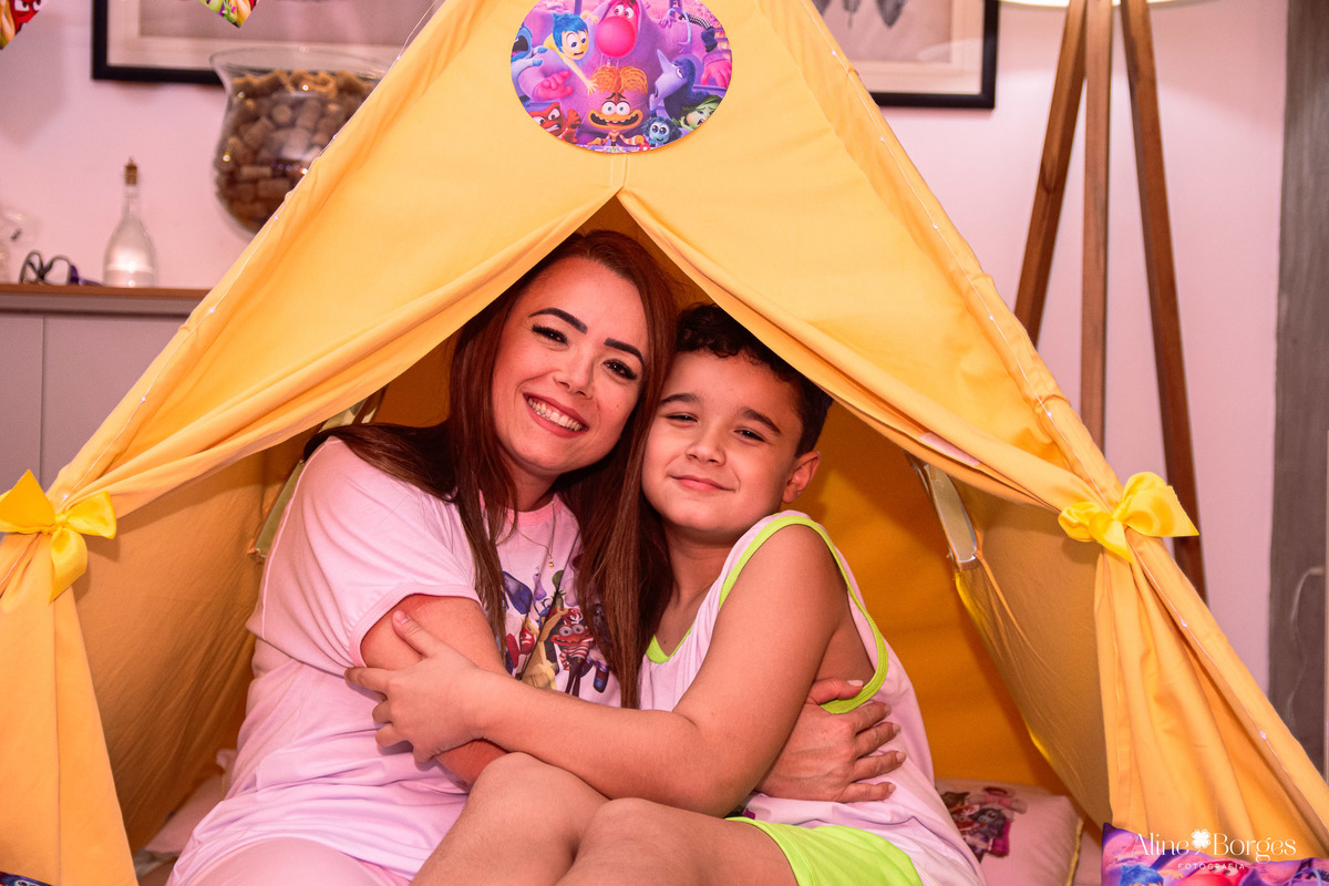 Fotografia de família em festa de aniversário de 10 anos tema Divertidamente 2 no RJ