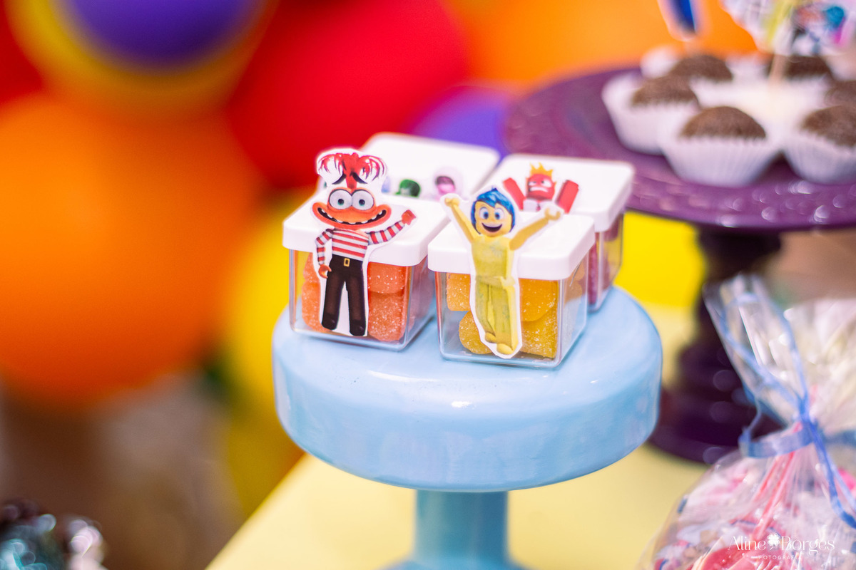 temática Divertidamente 2 com foco em mesa de doces inclusiva zero lactose e personalizada