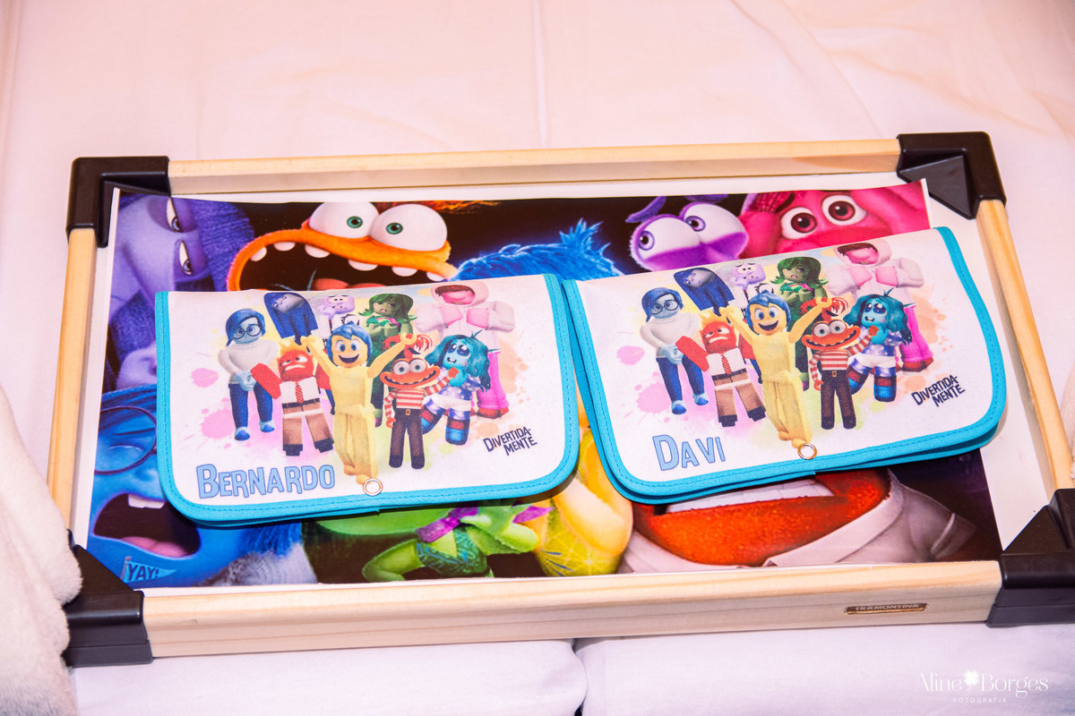 davi com suas lembrancinhas da festa do pijama no rj