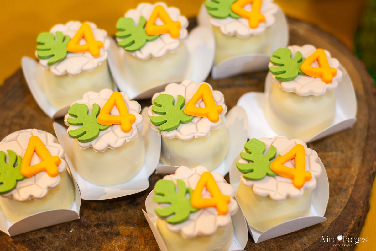 Personalizados de luxo para a festa Jurassic Park na casa de festas Brincadeira é Coisa Séria.