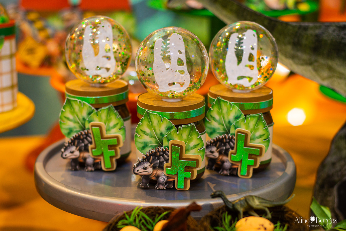 Personalizados de luxo para a festa Jurassic Park na casa de festas Brincadeira é Coisa Séria.