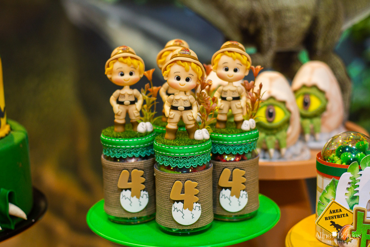Personalizados de luxo para a festa Jurassic Park na casa de festas Brincadeira é Coisa Séria.
