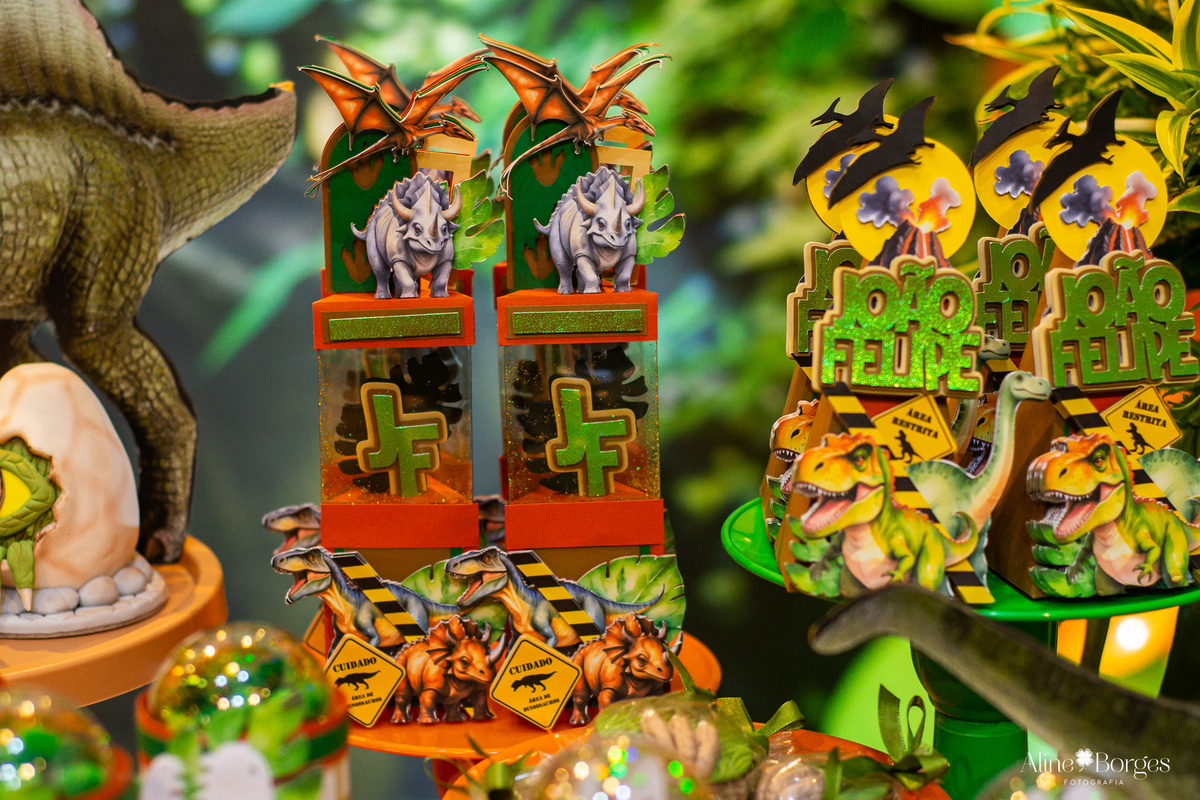 Personalizados de luxo para a festa Jurassic Park na casa de festas Brincadeira é Coisa Séria.