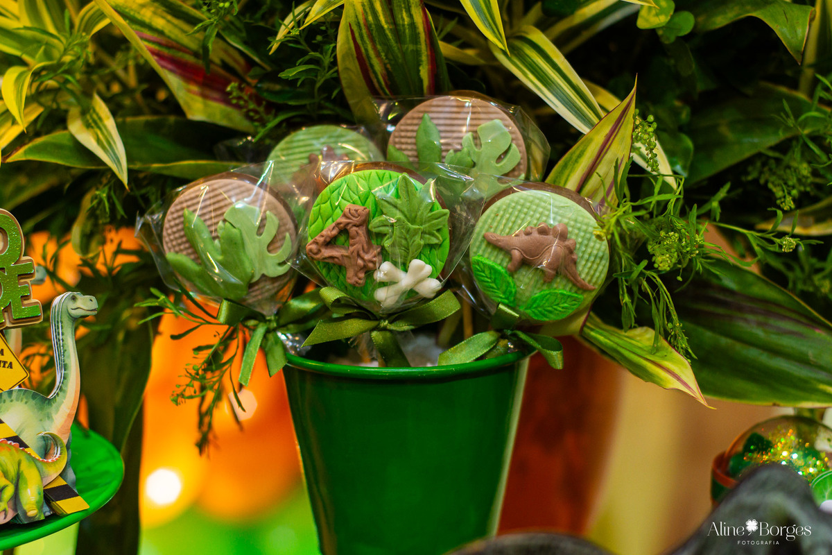 Personalizados de luxo para a festa Jurassic Park na casa de festas Brincadeira é Coisa Séria.