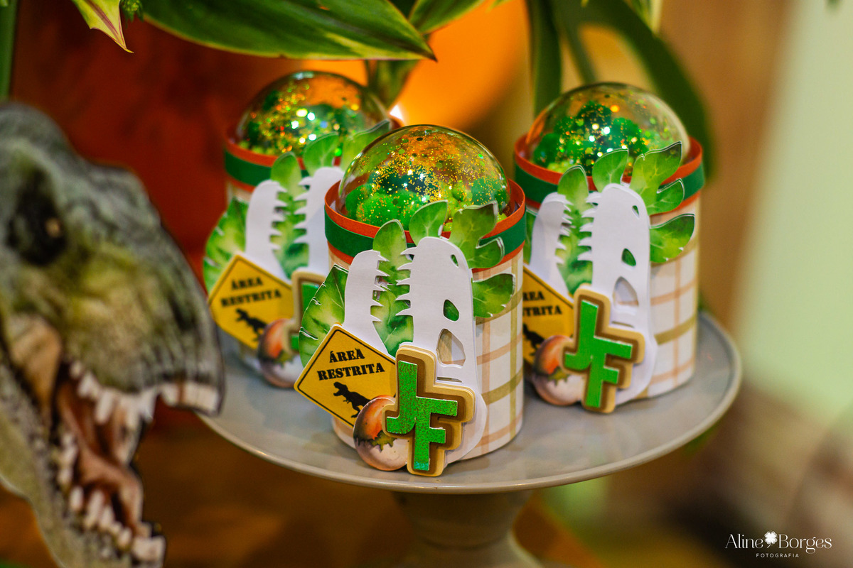 Personalizados de luxo para a festa Jurassic Park na casa de festas Brincadeira é Coisa Séria.