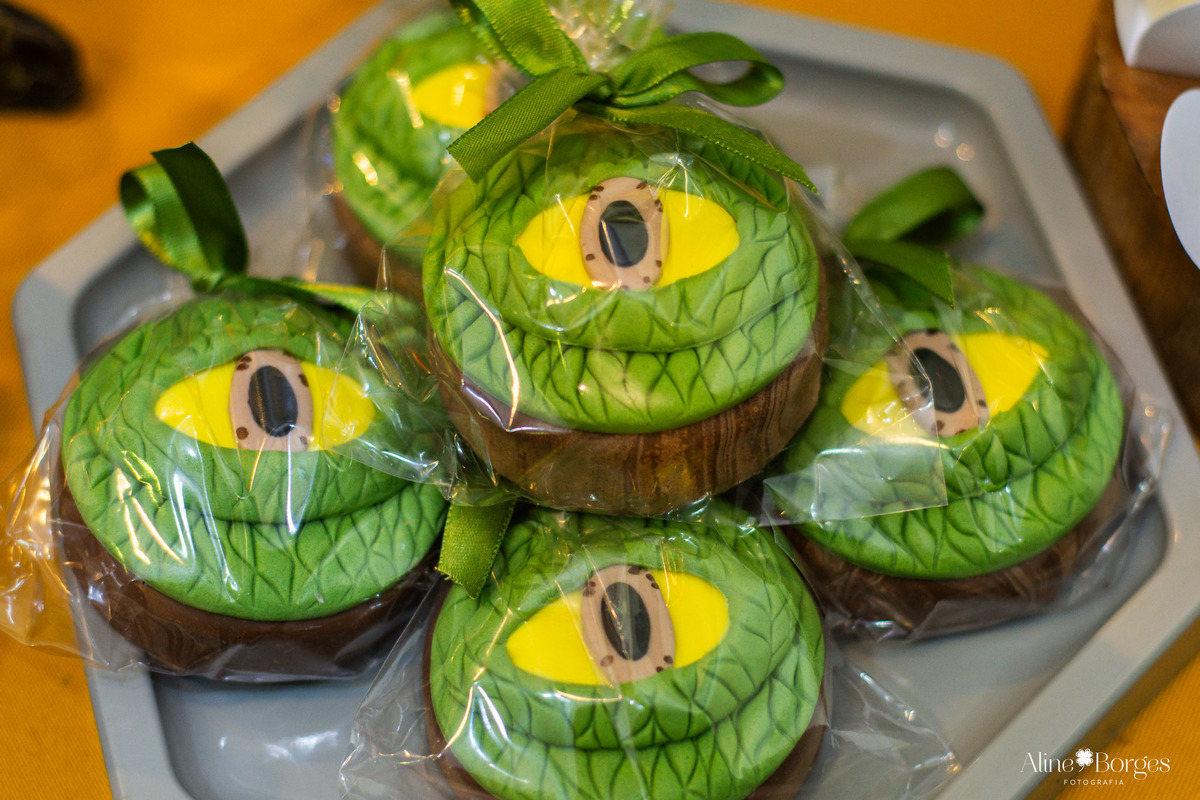 Personalizados de luxo para a festa Jurassic Park na casa de festas Brincadeira é Coisa Séria.