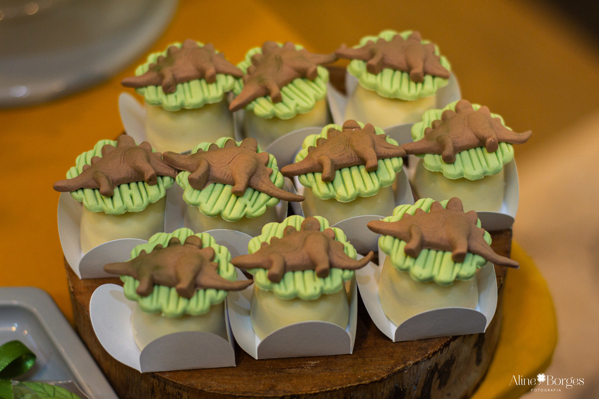 Personalizados de luxo para a festa Jurassic Park na casa de festas Brincadeira é Coisa Séria.