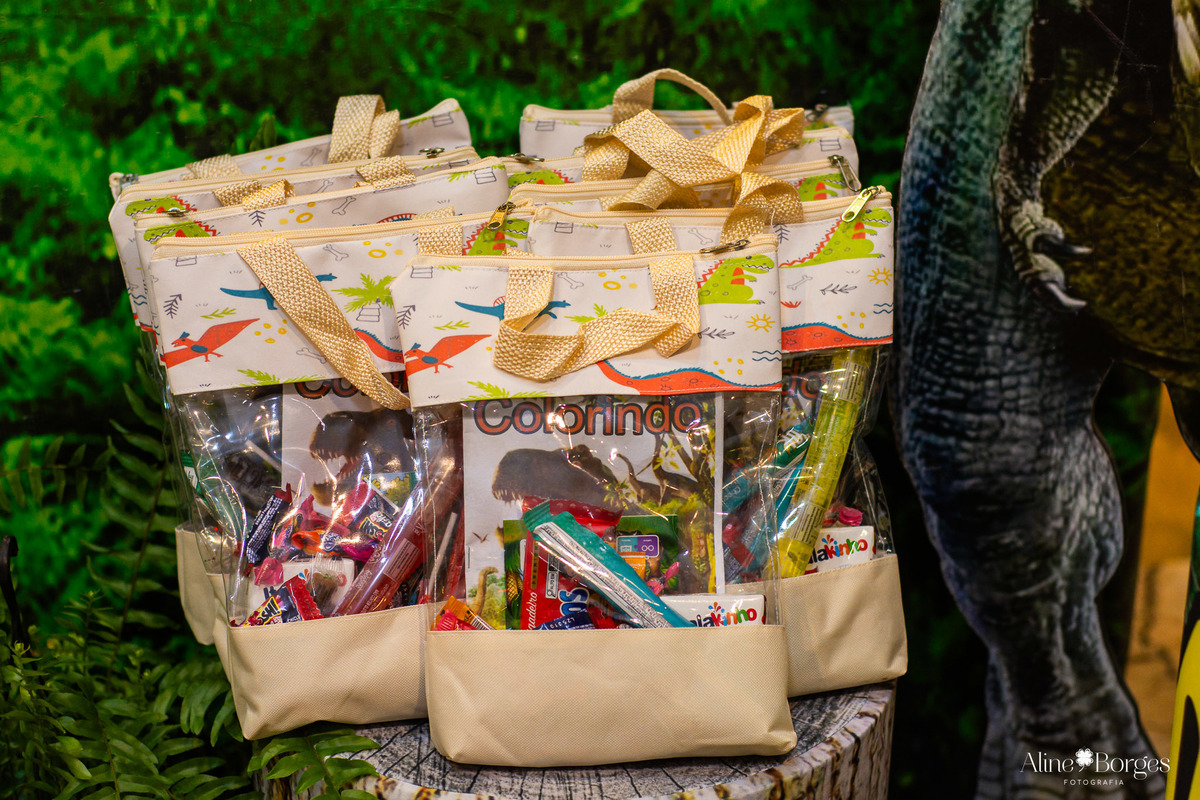 Personalizados de luxo para a festa Jurassic Park na casa de festas Brincadeira é Coisa Séria.