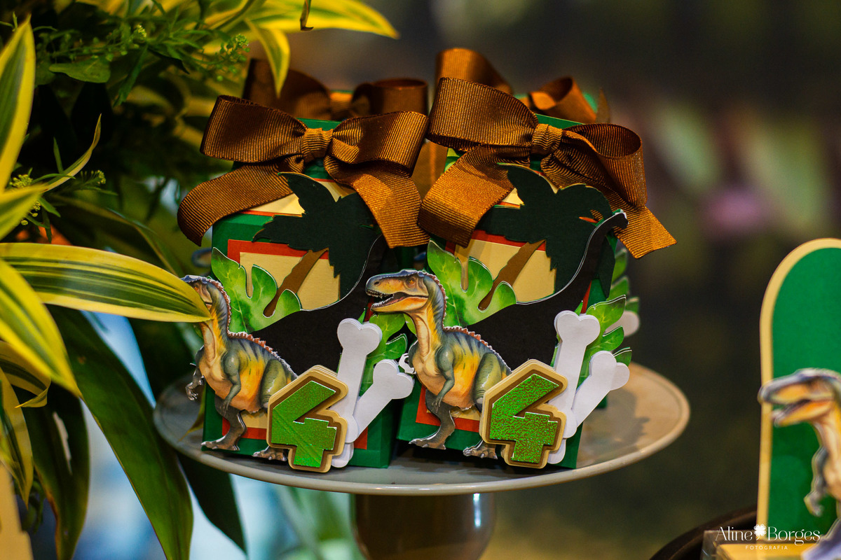 Personalizados de luxo para a festa Jurassic Park na casa de festas Brincadeira é Coisa Séria.