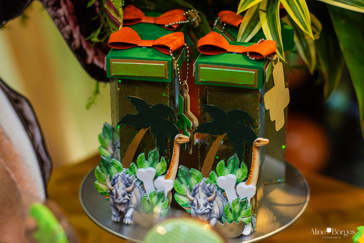 Personalizados de luxo para a festa Jurassic Park na casa de festas Brincadeira é Coisa Séria.