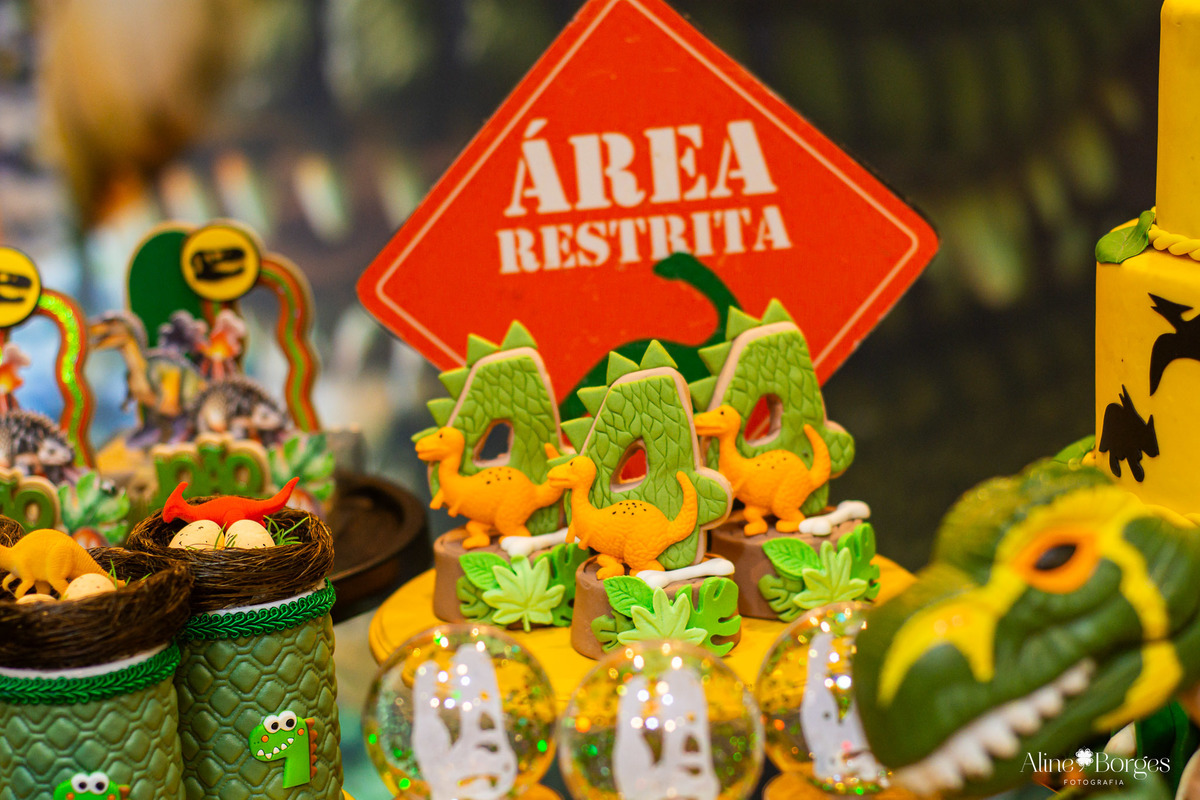 Personalizados de luxo para a festa Jurassic Park na casa de festas Brincadeira é Coisa Séria.