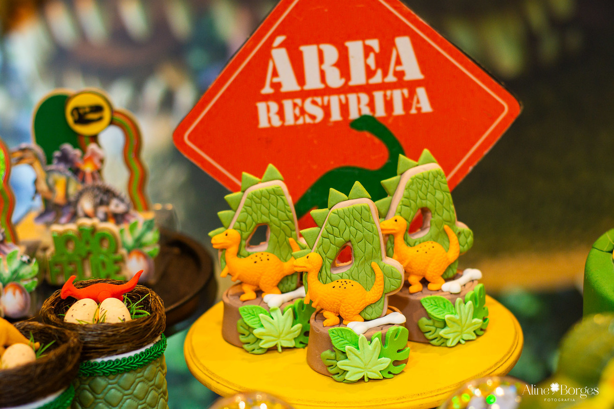 Personalizados de luxo para a festa Jurassic Park na casa de festas Brincadeira é Coisa Séria.