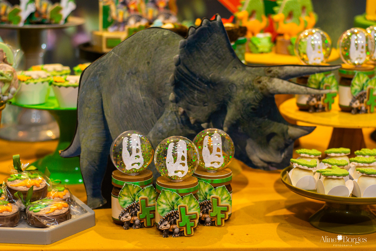 Personalizados de luxo para a festa Jurassic Park na casa de festas Brincadeira é Coisa Séria.