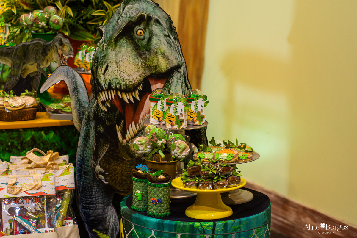 Personalizados de luxo para a festa Jurassic Park na casa de festas Brincadeira é Coisa Séria.
