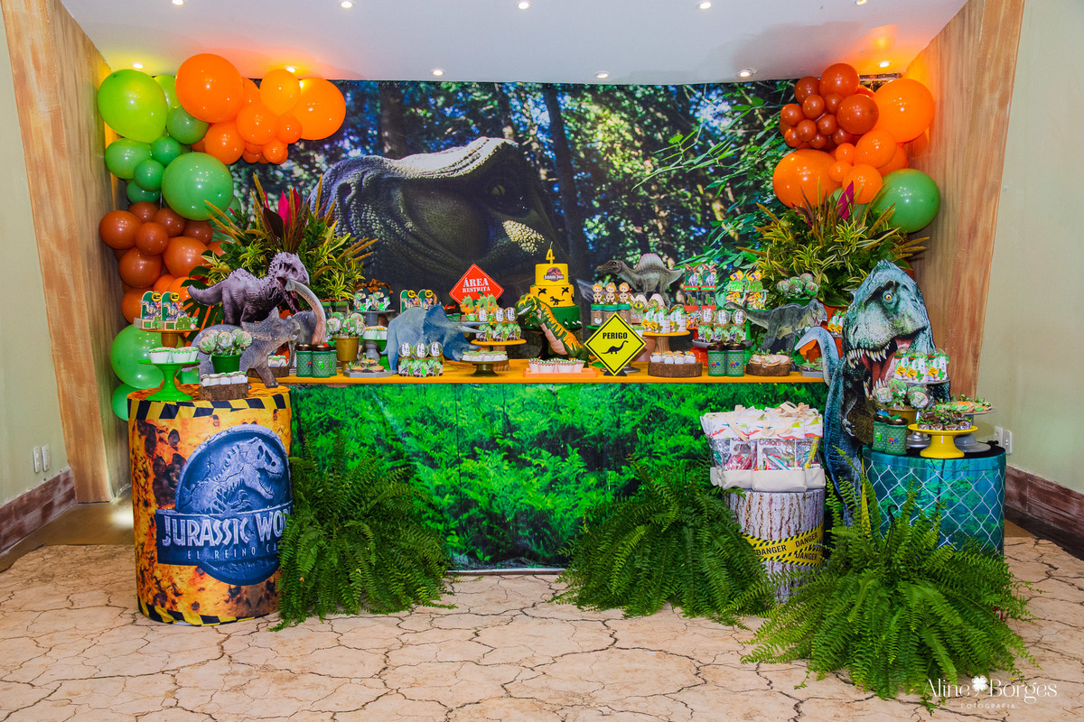Personalizados de luxo para a festa Jurassic Park na casa de festas Brincadeira é Coisa Séria.
