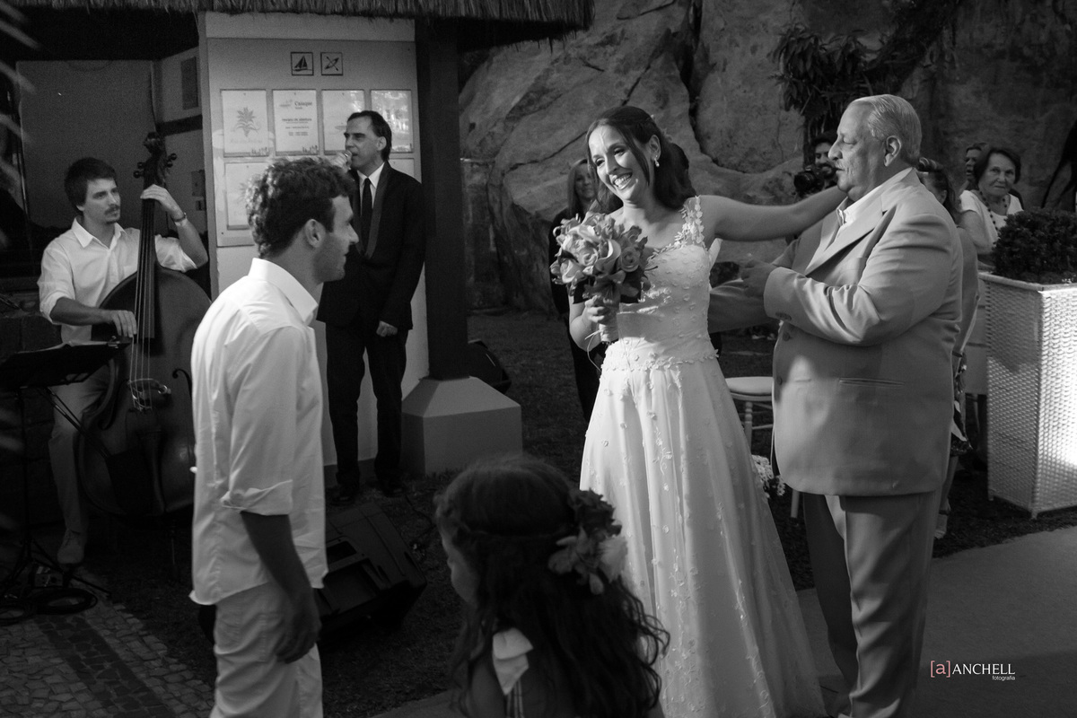 Wedding, casamento, beta e bruno, club med, Euler de castro, making of, cerimônia, recepção, casamento na praia, casar descalça, por do sol, cachorro levando as alianças, Angra dos reais 