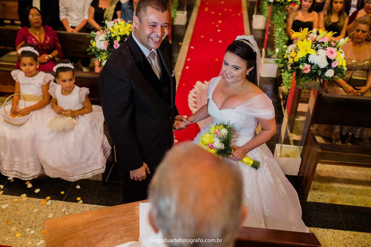 noivos e o padre na igreja do casamento,  casamento na igreja católica, fotógrafo de casamento RJ, Tijuca, fotógrafo criativo, Rio de janeiro