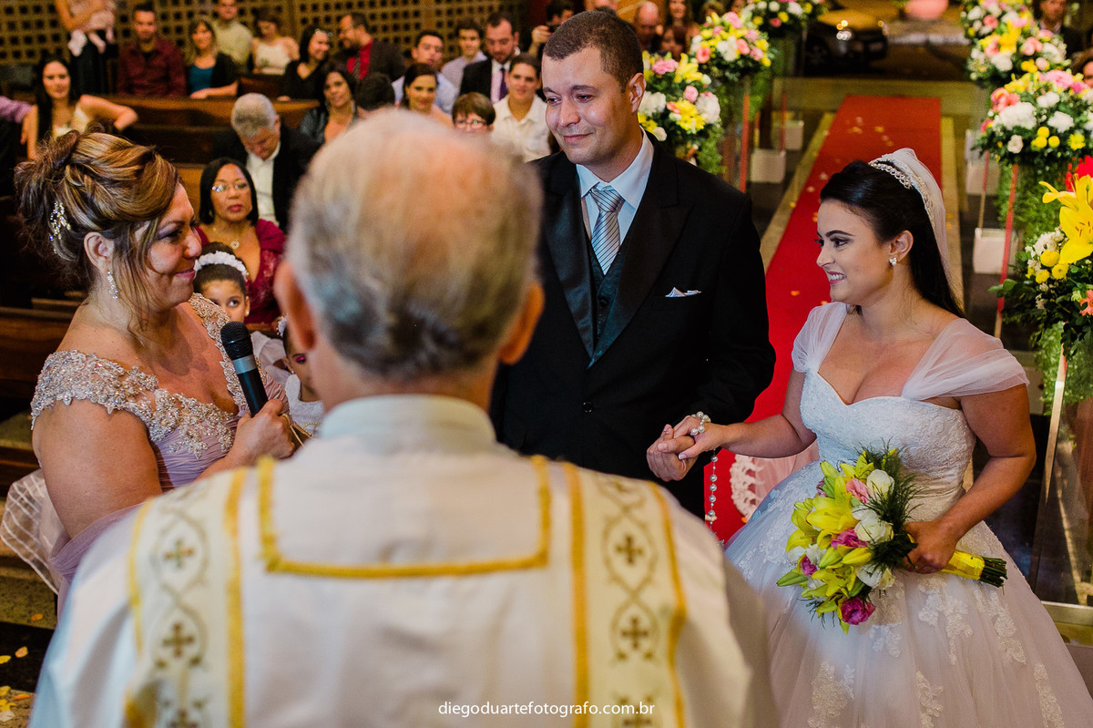 mãe do noivo no casamento,  casamento na igreja católica, fotógrafo de casamento RJ, Tijuca, fotógrafo criativo, Rio de janeiro