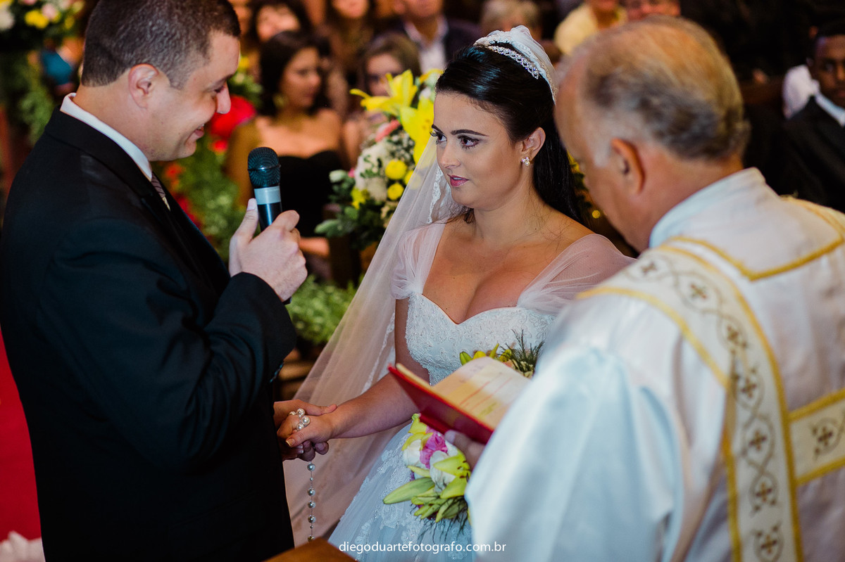 votos do noivo para a noiva no altar,  casamento na igreja católica, fotógrafo de casamento RJ, Tijuca, fotógrafo criativo, Rio de janeiro