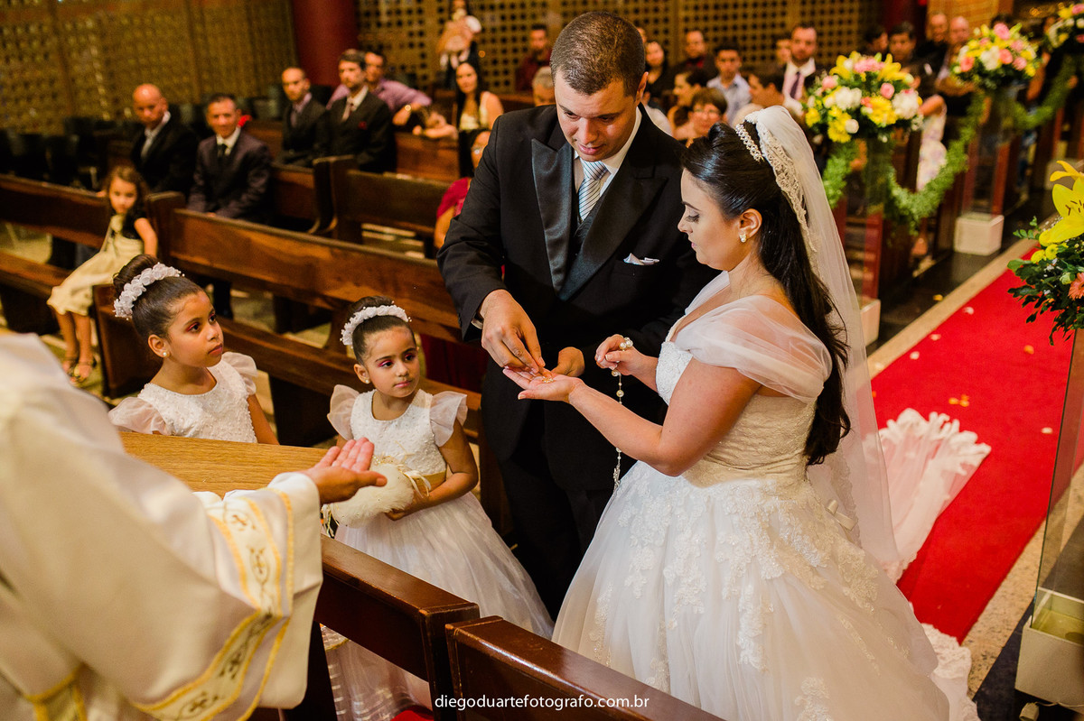 troca de alianças no casamento,  casamento na igreja católica, fotógrafo de casamento RJ, Tijuca, fotógrafo criativo, Rio de janeiro