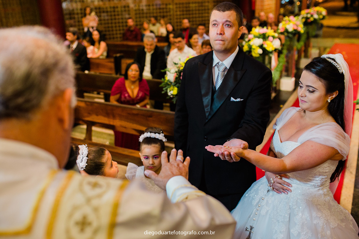 benção das alianças no casamento,  casamento na igreja católica, fotógrafo de casamento RJ, Tijuca, fotógrafo criativo, Rio de janeiro
