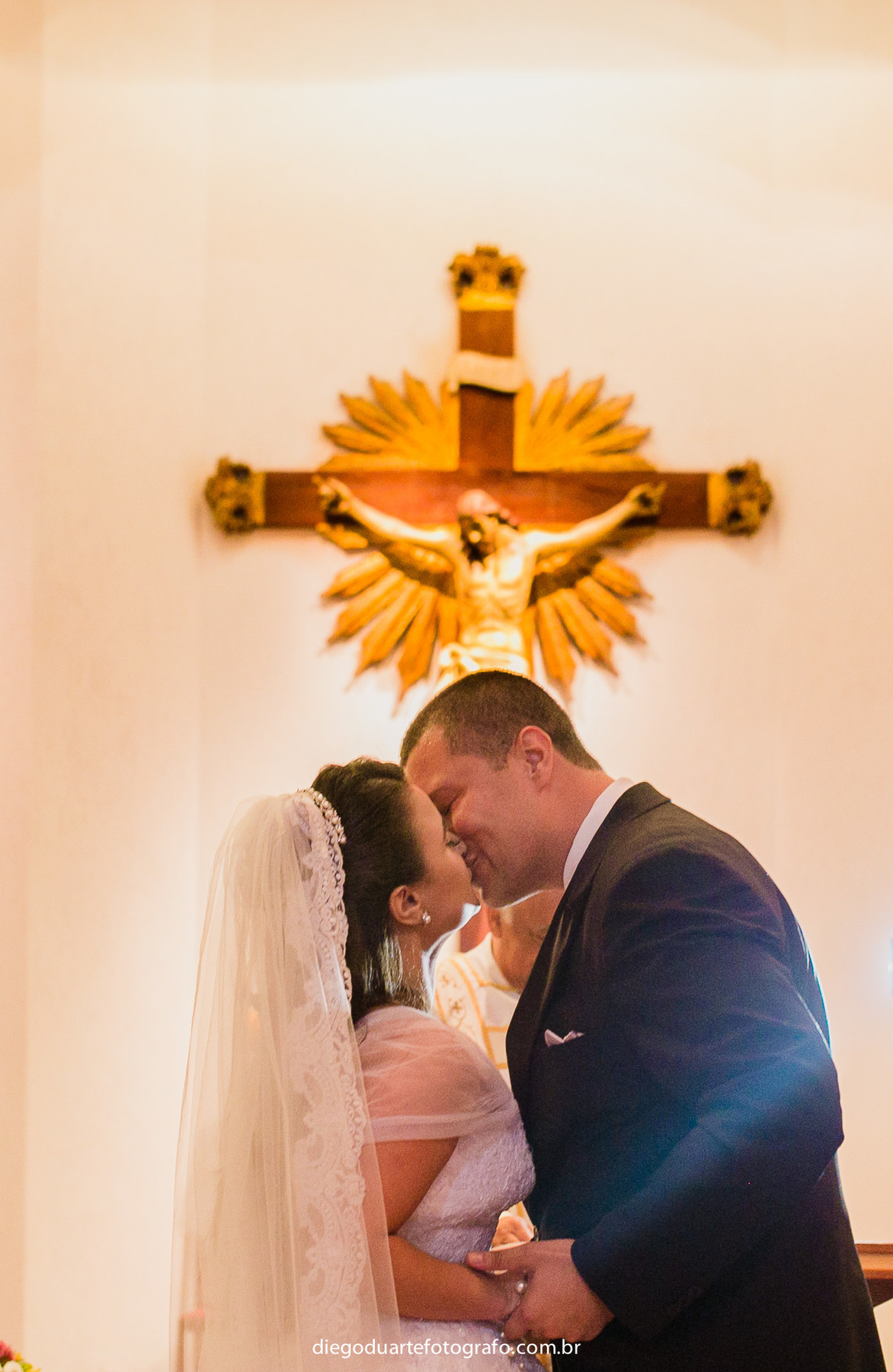 beijo dos noivos no casamento,  casamento na igreja católica, fotógrafo de casamento RJ, Tijuca, fotógrafo criativo, Rio de janeiro