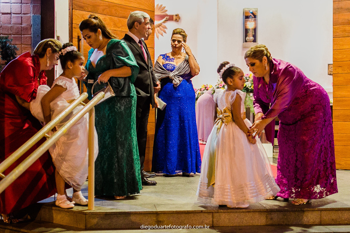 arrumando a criança para o casamento,  casamento na igreja católica, fotógrafo de casamento RJ, Tijuca, fotógrafo criativo, Rio de janeiro