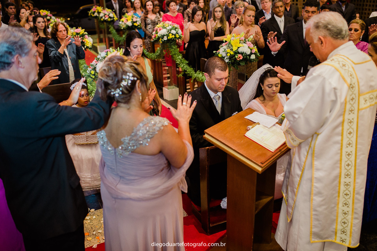 padre orando pelos noivos,  casamento na igreja católica, fotógrafo de casamento RJ, Tijuca, fotógrafo criativo, Rio de janeiro