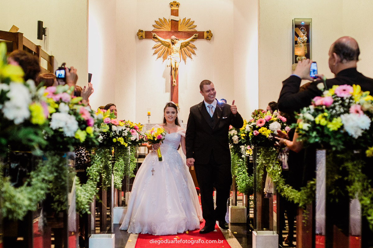 saida dos noivos da igreja,  casamento na igreja católica, fotógrafo de casamento RJ, Tijuca, fotógrafo criativo, Rio de janeiro