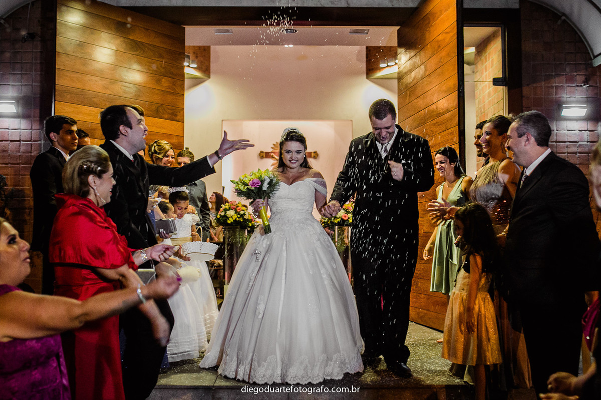 convidados jogando arroz nos noivos na saída da igreja católica,  casamento na igreja católica, fotógrafo de casamento RJ, Tijuca, fotógrafo criativo, Rio de janeiro