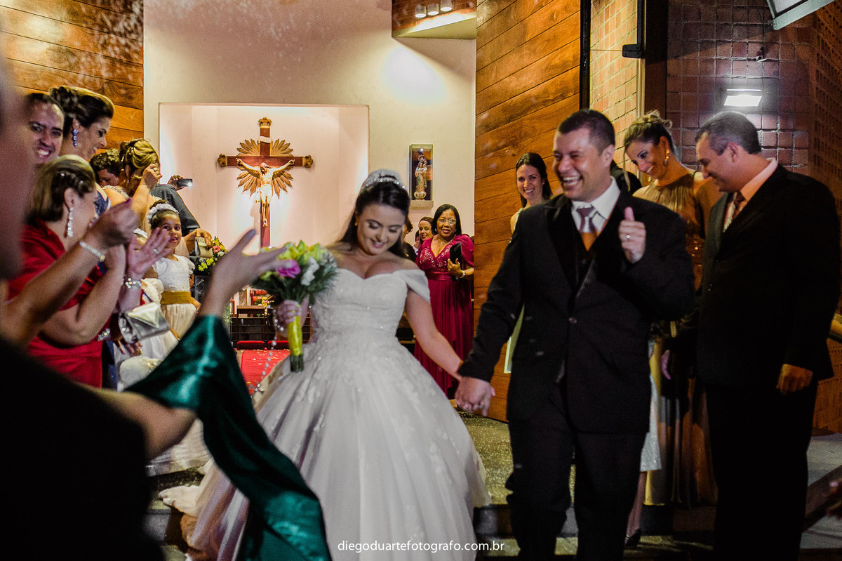 jogando arroz nos noivos,  casamento na igreja católica, fotógrafo de casamento RJ, Tijuca, fotógrafo criativo, Rio de janeiro