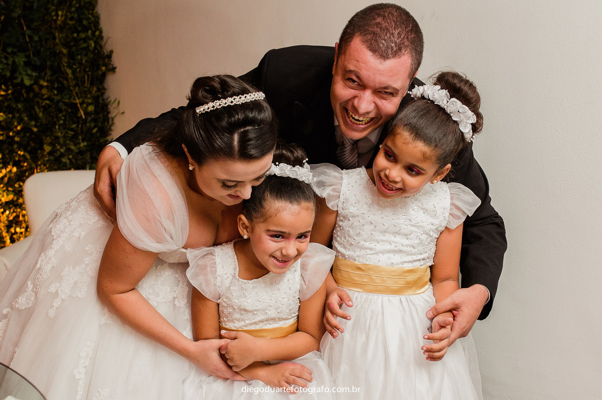 noivo se divertindo com as daminhas no casamento,  casamento na igreja católica, fotógrafo de casamento RJ, Tijuca, fotógrafo criativo, Rio de janeiro