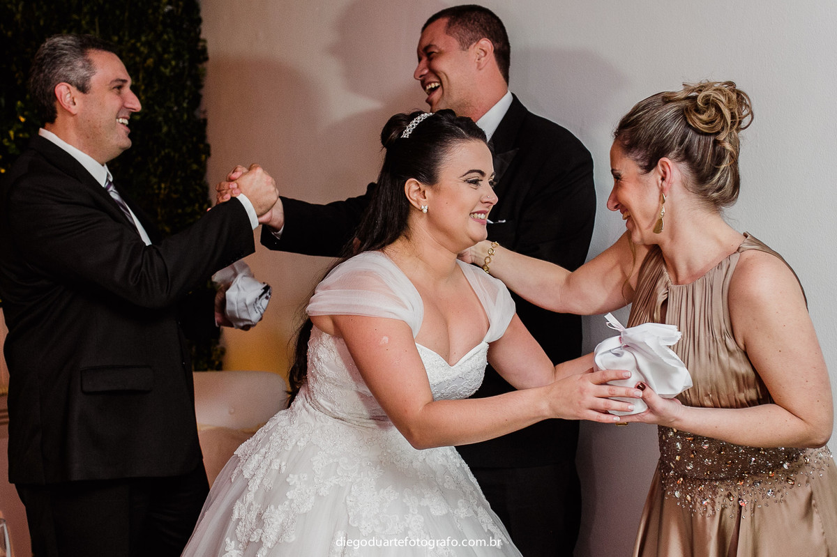 noivos comprimentando padrinhos no casamento rj,  casamento na igreja católica, fotógrafo de casamento RJ, Tijuca, fotógrafo criativo, Rio de janeiro