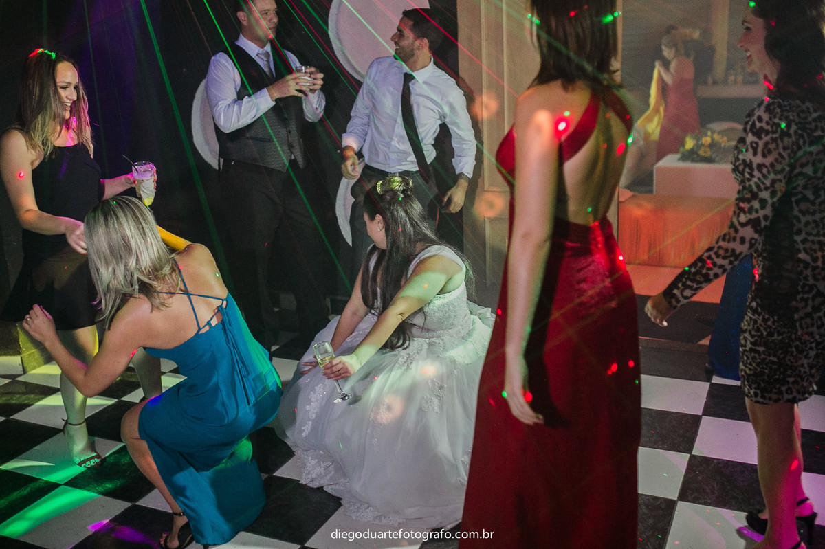 noiva dançando ate o chão,  casamento na igreja católica, fotógrafo de casamento RJ, Tijuca, fotógrafo criativo, Rio de janeiro