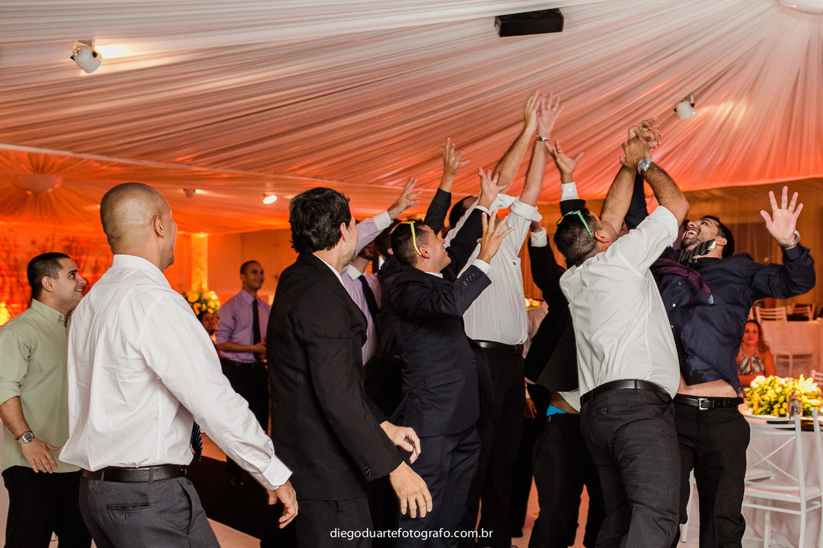 noivo jogando sapo no casamento,  casamento na igreja católica, fotógrafo de casamento RJ, Tijuca, fotógrafo criativo, Rio de janeiro