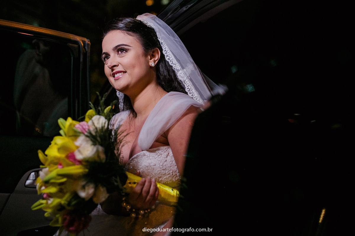 noiva saindo o carro, vestido de noiva,  casamento na igreja católica, fotógrafo de casamento RJ, Tijuca, fotógrafo criativo, Rio de janeiro