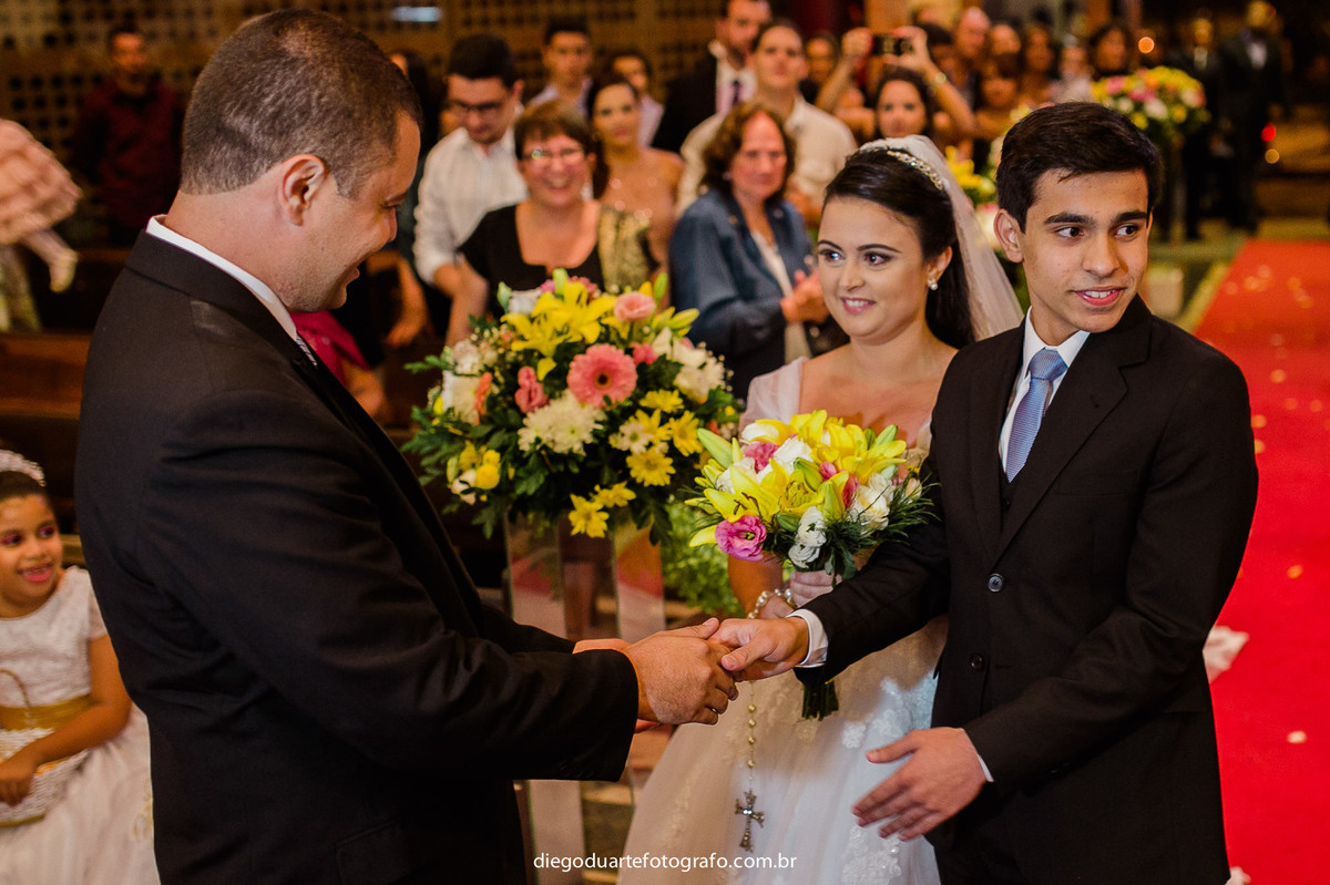 noivo recebendo a noiva no altar,  casamento na igreja católica, fotógrafo de casamento RJ, Tijuca, fotógrafo criativo, Rio de janeiro