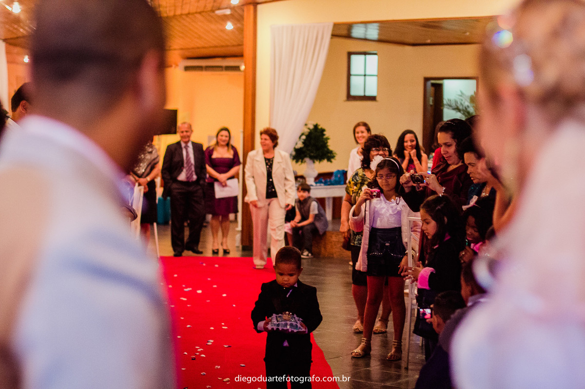 pajem entra com as alianças do casamento, cerimônia de dia, casamento de dia, fotógrafo de casamento RJ, Tijuca, fotógrafo criativo, Rio de janeiro