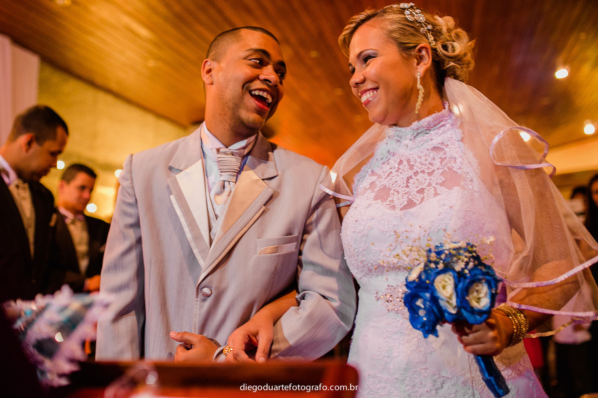 noivos se olhando e rindo, cerimônia de dia, casamento de dia, fotógrafo de casamento RJ, Tijuca, fotógrafo criativo, Rio de janeiro