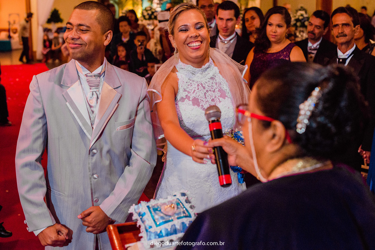 noiva falando os votos para o noivo, cerimônia de dia, casamento de dia, fotógrafo de casamento RJ, Tijuca, fotógrafo criativo, Rio de janeiro